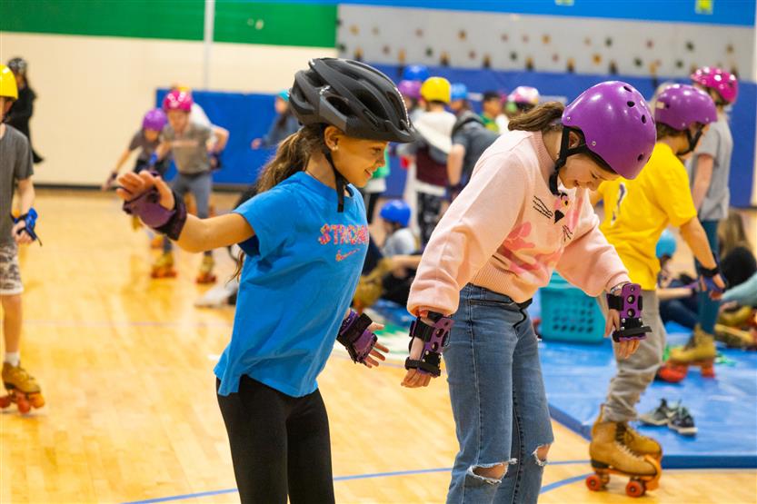 Lipscomb Elementary students skate in PE